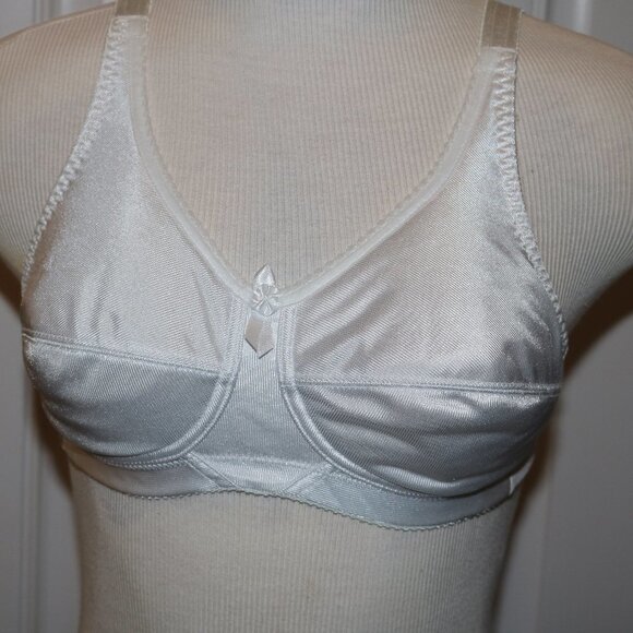 Jadee Other - Jadee 34B bra has inserts/pockets but no pads to go with it white color